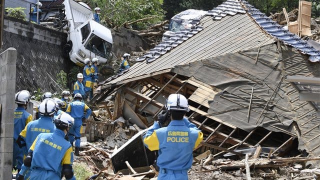 Nach einem Erdrutsch in Kumano suchen Einsatzkräfte der Feuerwehr nach Vermissten. Nach einem Erdrutsch in Kumano suchen Einsatzkräfte der Feuerwehr nach Vermissten.