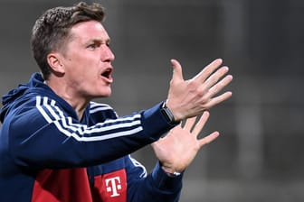Tobias Schweinsteiger gibt als Co-Trainer der U23 des FC Bayern im Spiel gegen Burghausen Anweisungen. Er gilt als Trainertalent.