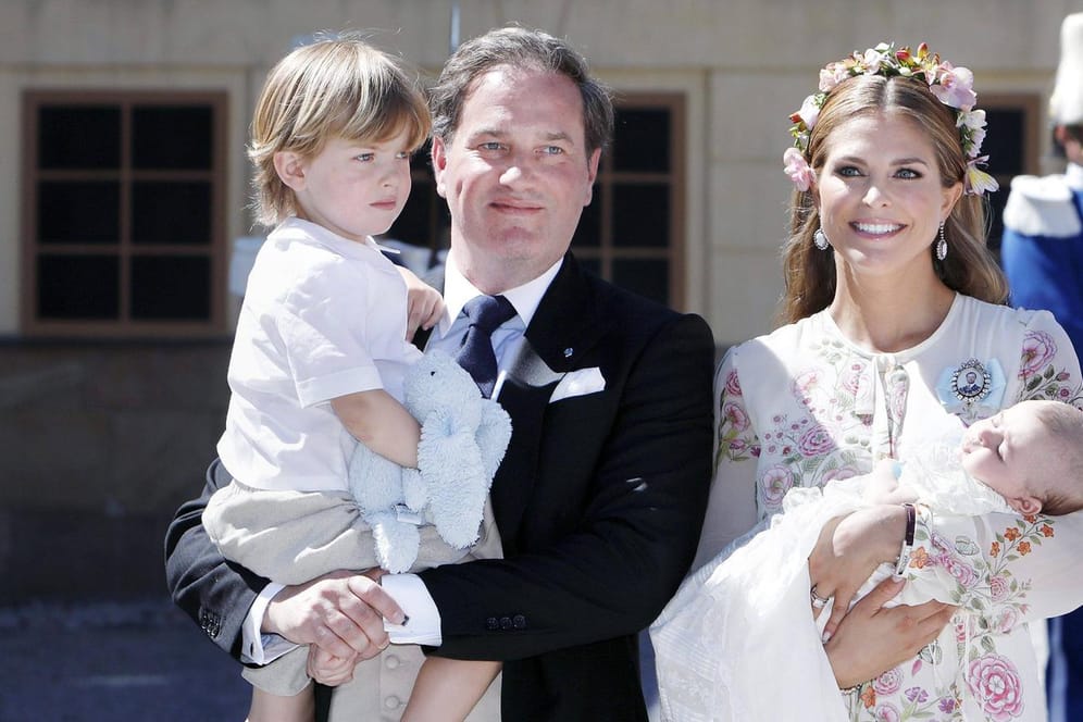 Im Juni fand die Taufe statt: Chris O'Neill mit Prinz Nicolas auf dem Arm und Prinzessin Madeleine mit der kleinen Adrienne. Prinzessin Leonore turnte derweil durch die Gegend.