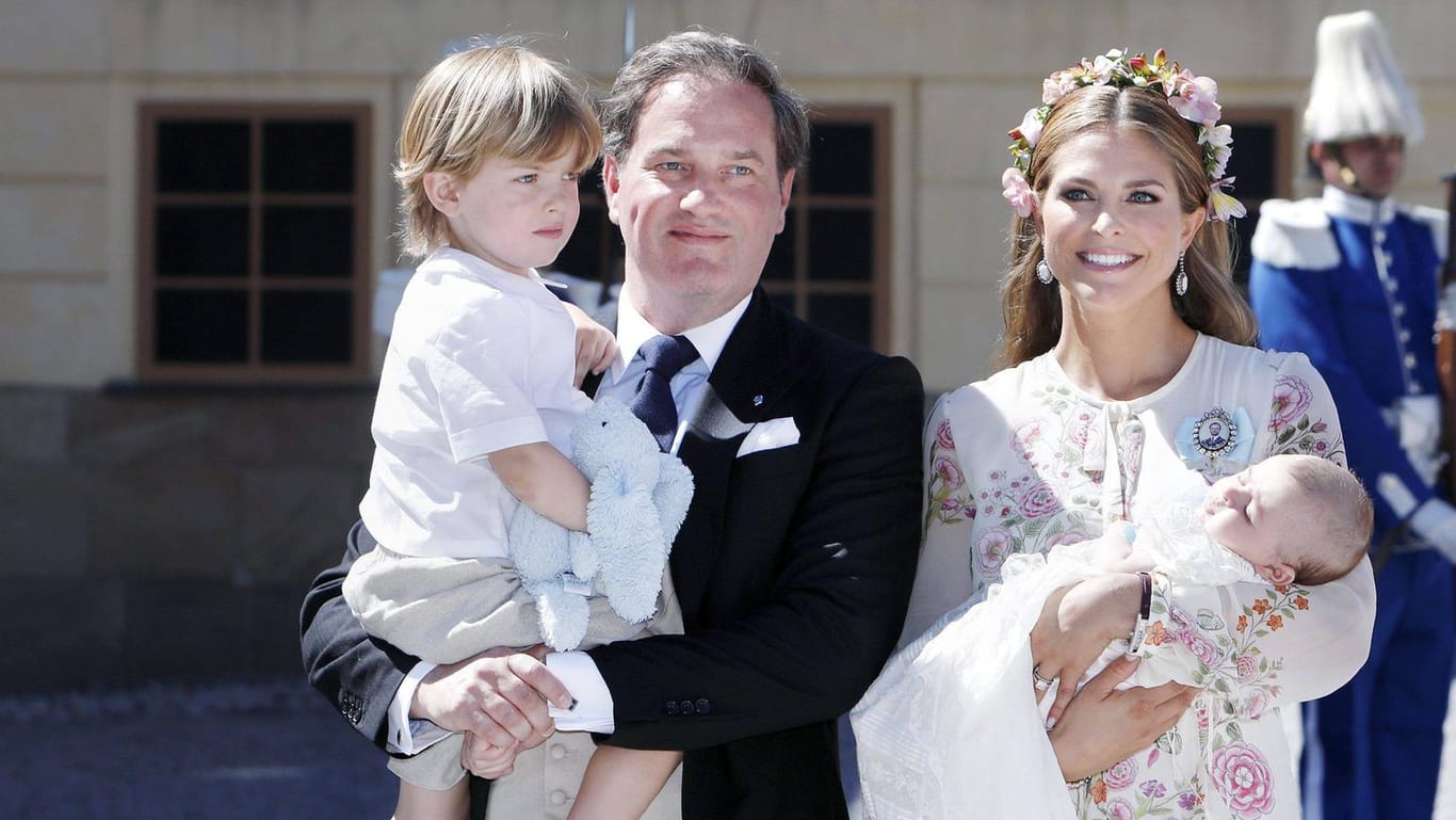 Im Juni fand die Taufe statt: Chris O'Neill mit Prinz Nicolas auf dem Arm und Prinzessin Madeleine mit der kleinen Adrienne. Prinzessin Leonore turnte derweil durch die Gegend.