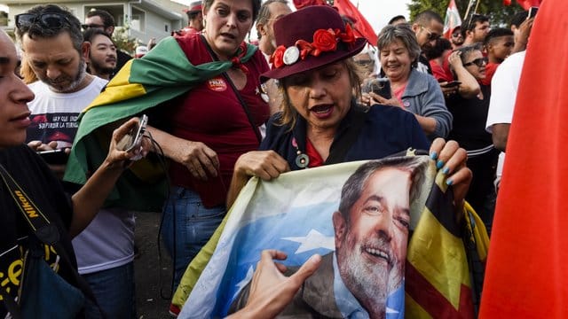Anhänger von Lula da Silva warten vor dem Hauptquartier der Polizei in Curitiba auf die Freilassung des Ex-Präsidenten. Anhänger von Lula da Silva warten vor dem Hauptquartier der Polizei in Curitiba auf die Freilassung des Ex-Präsidenten.