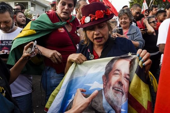 Anhänger von Lula da Silva warten vor dem Hauptquartier der Polizei in Curitiba auf die Freilassung des Ex-Präsidenten.