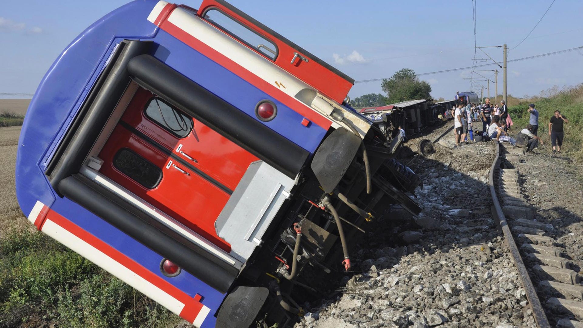 Der entgleiste Zug in der Provinz Tekirdag liegt neben den Gleisen: Sechs Waggons glitten am Sonntag von den Schienen. Der entgleiste Zug in der Provinz Tekirdag liegt neben den Gleisen: Sechs Waggons glitten am Sonntag von den Schienen.