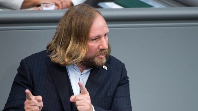 Grünen-Fraktionschef Anton Hofreiter über den Unions-Kompromiss in der Asylpolitik: "CDU und CSU haben einen wackligen Burgfrieden geschlossen, der nichts hilft. Grünen-Fraktionschef Anton Hofreiter über den Unions-Kompromiss in der Asylpolitik: "CDU und CSU haben einen wackligen Burgfrieden geschlossen, der nichts hilft.
