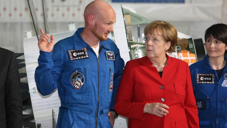 Angela Merkel besucht Alexander Gerst im Europäischen Raumfahrtzentrum in Köln: Deutschland ist der Hauptgeldgeber innerhalb der ESA.