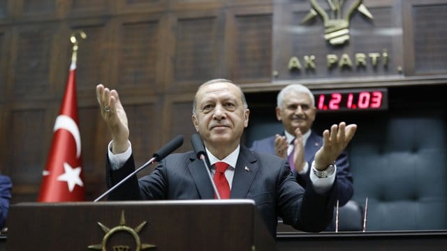 Recep Tayyip Erdogan erhält als Staats- und Regierungschef der Türkei künftig deutlich mehr Macht und kann Dekrete mit Gesetzeskraft erlassen. Recep Tayyip Erdogan erhält als Staats- und Regierungschef der Türkei künftig deutlich mehr Macht und kann Dekrete mit Gesetzeskraft erlassen.