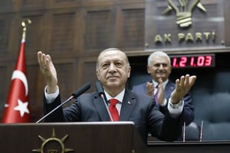 Recep Tayyip Erdogan erhält als Staats- und Regierungschef der Türkei künftig deutlich mehr Macht und kann Dekrete mit Gesetzeskraft erlassen.