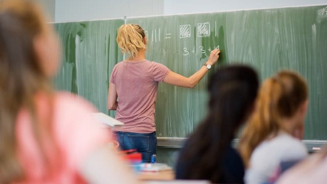 Bundesweit meldeten sich nach einem Bericht der Bundesagentur für Arbeit in den Sommerferien 2017 rund 4900 Lehrkräfte arbeitslos. Bundesweit meldeten sich nach einem Bericht der Bundesagentur für Arbeit in den Sommerferien 2017 rund 4900 Lehrkräfte arbeitslos.