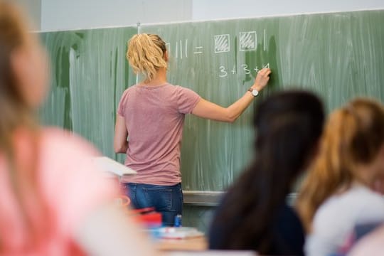 Bundesweit meldeten sich nach einem Bericht der Bundesagentur für Arbeit in den Sommerferien 2017 rund 4900 Lehrkräfte arbeitslos.