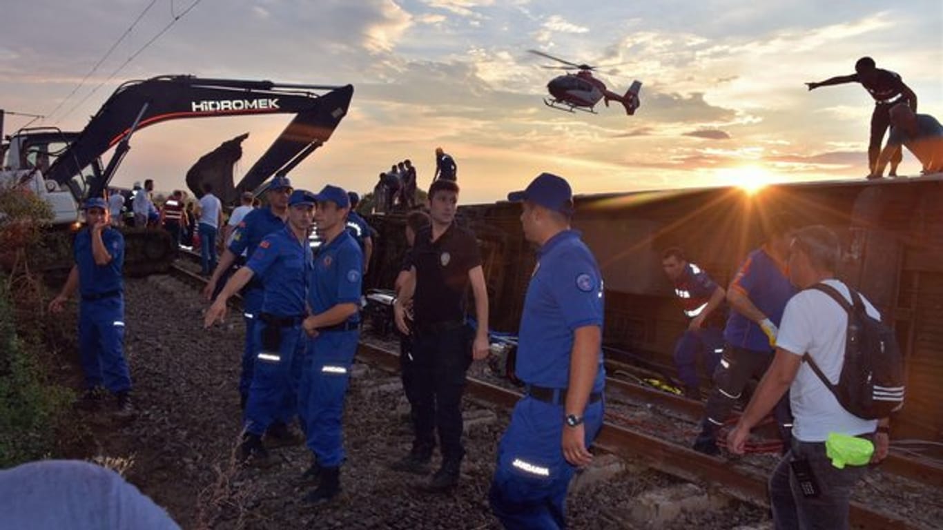 Rettungskräfte am Unglücksort in der westtürkischen Provinz Tekirdag.