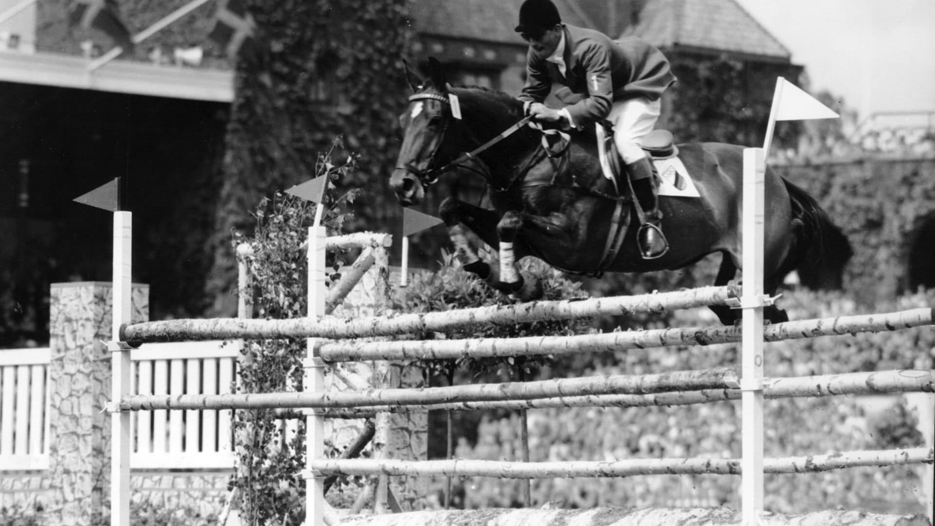 Hans Günter Winkler auf seiner Stute Halla bei den Olympischen Spielen 1956: Halla trug den verletzten Springreiter ohne Fehler durch den Parcours. (Archivbild)