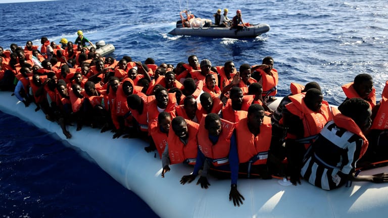 Die deutsche NGO "Jugend rettet" eskortiert Flüchtlinge in einem Boot: Im Mittelmeer ertrinken jedes Jahr mehr als tausend Menschen.