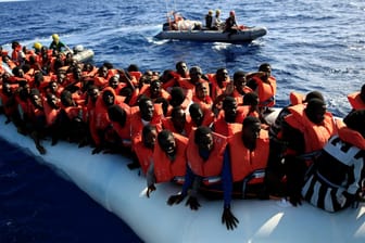 Die deutsche NGO "Jugend rettet" eskortiert Flüchtlinge in einem Boot: Im Mittelmeer ertrinken jedes Jahr mehr als tausend Menschen.