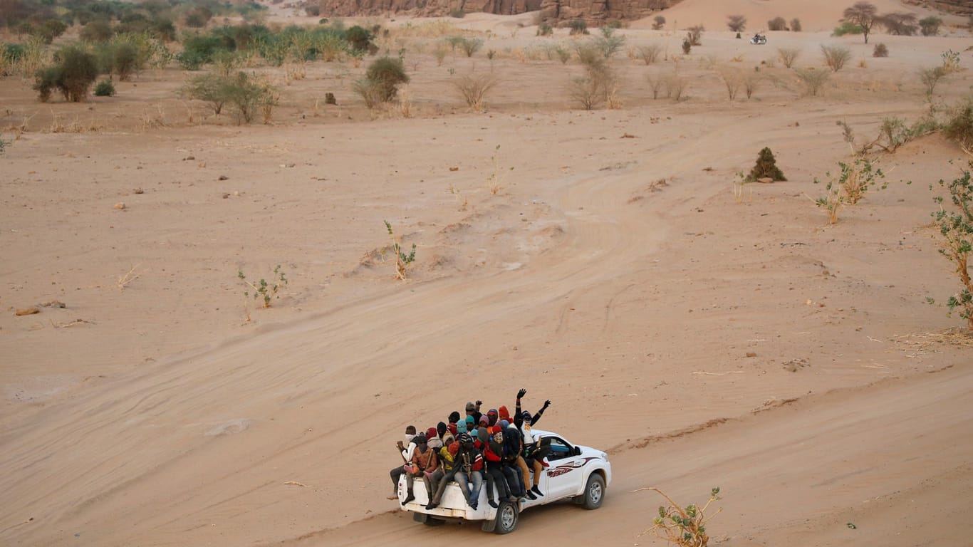 Flüchtlinge auf einem Pickup nahe Agadez im Niger: In der Stadt stranden viele Flüchtlinge.