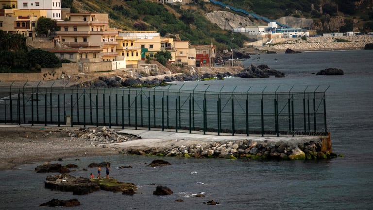 Zaun, der die spanische Exklave Ceuta von Marokko trennt: Schon 1993 wurde die Grenze befestigt.