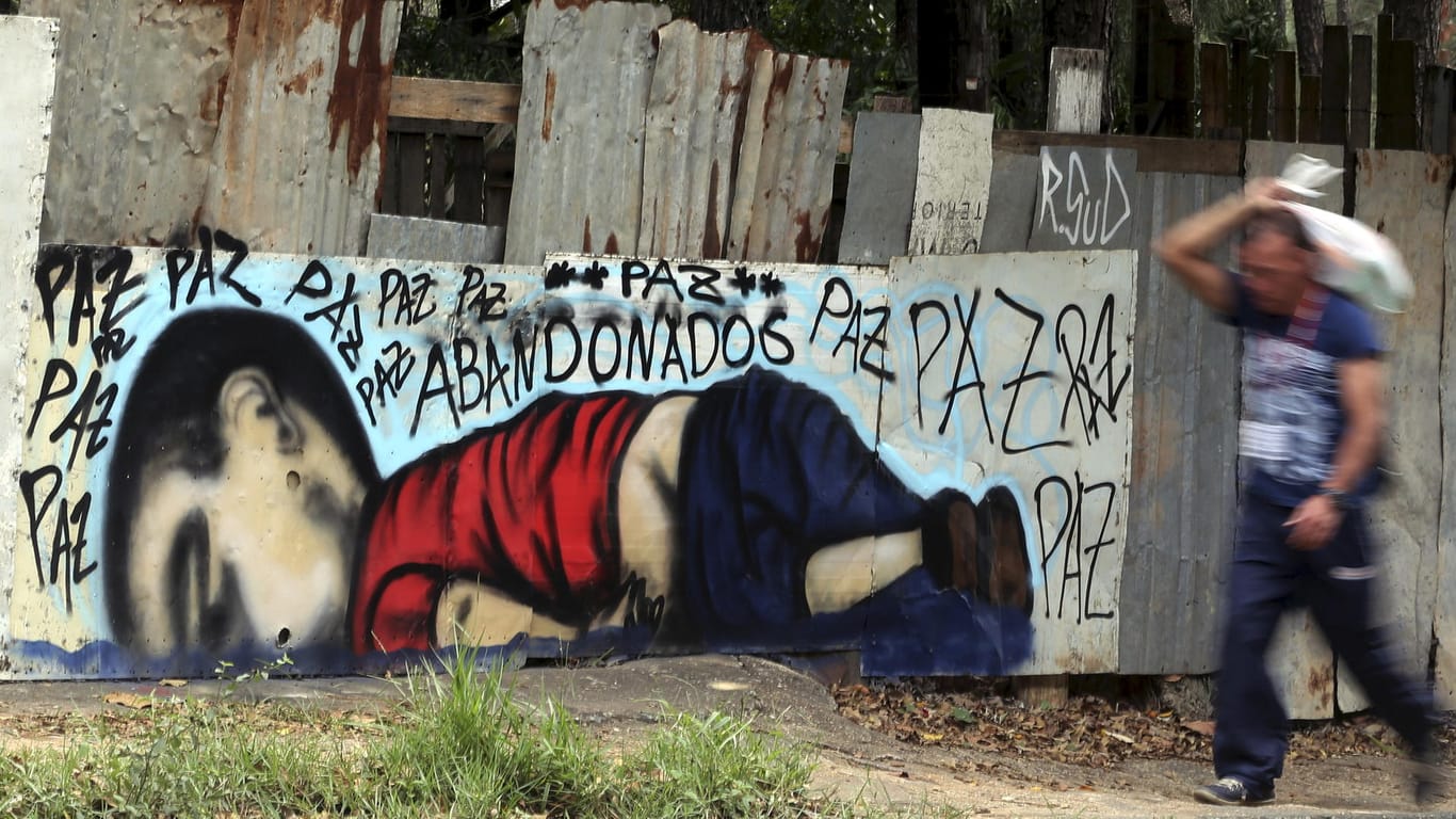 Grafitti in Sorocaba, Brasilien, das den toten Jungen Aylan Kurdi: Die Leiche des Jungen war auf einer Insel in der Ägäis angespült worden. Das Foto des toten Körpers ging um die Welt.