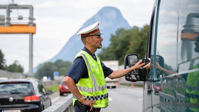 Grenzkontrollstelle der österreichischen Polizei auf der A12 bei Kufstein. Grenzkontrollstelle der österreichischen Polizei auf der A12 bei Kufstein.