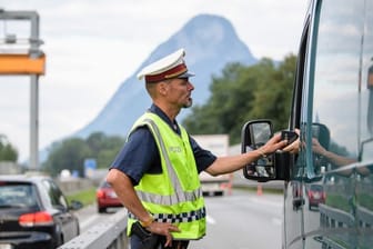 Grenzkontrollstelle der österreichischen Polizei auf der A12 bei Kufstein.