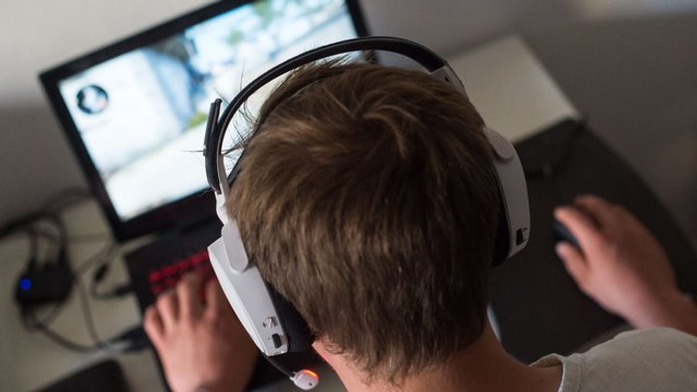 Der Fachverband Medienabhängigkeit schätzt, dass 0,5 bis ein Prozent der Bevölkerung abhängig von Online-Spielen sind.