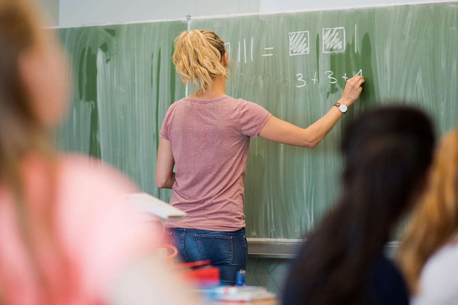 Eine Lehrerin in Hannover: Trotz akutem Lehrermangel werden deutschlandweit Tausende Lehrer vor den Ferien in die Arbeitslosigkeit entlassen.