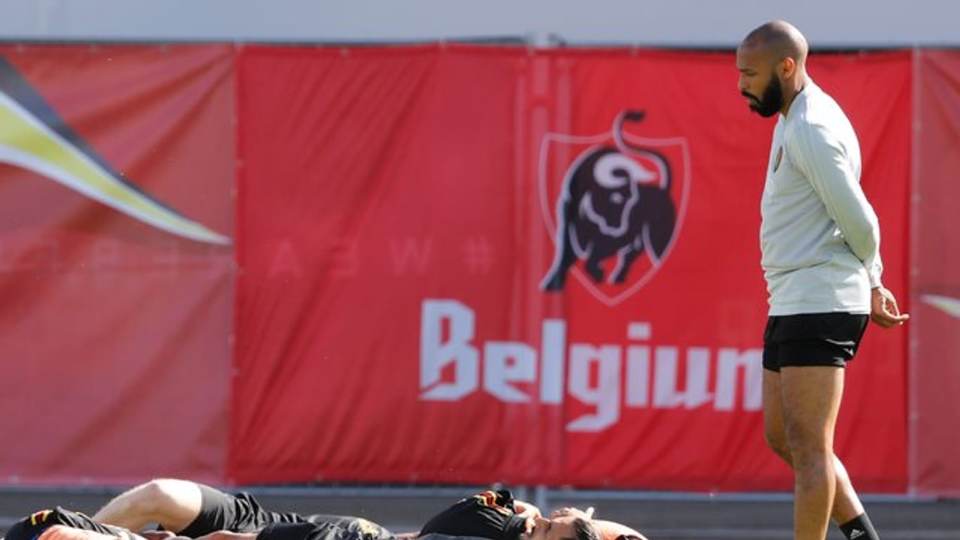 Assistenztrainer Thierry Henry (r) will Belgien gegen sein Heimatland Frankreich zum Titel führen.
