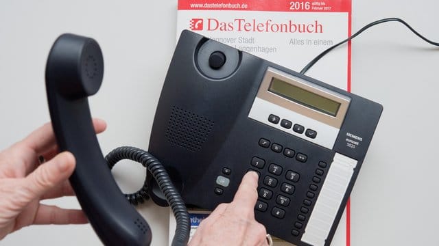 Vor dem Internet-Zeitalter half nicht nur das Telefonbuch, sondern auch die Auskunft, Telefonnummern zu finden.