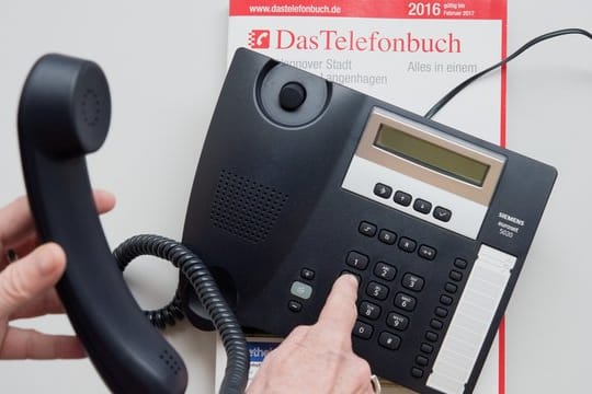 Vor dem Internet-Zeitalter half nicht nur das Telefonbuch, sondern auch die Auskunft, Telefonnummern zu finden.