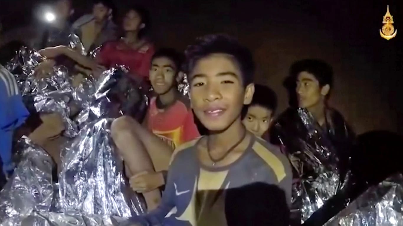 Thailand, Mae Sai: Die Jungen einer Fußballmannschaft, die in einer Höhle in Thailand eingeschlossen sind: Vier Jungen wurden am Sonntag bereits von Tauchern gerettet und sind im Krankenhaus zur Behandlung.