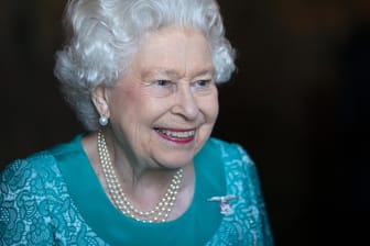 Queen Elizabeth II.: Sie bekommt die Taufe von Prinz Louis nicht in ihrem Terminkalender unter.