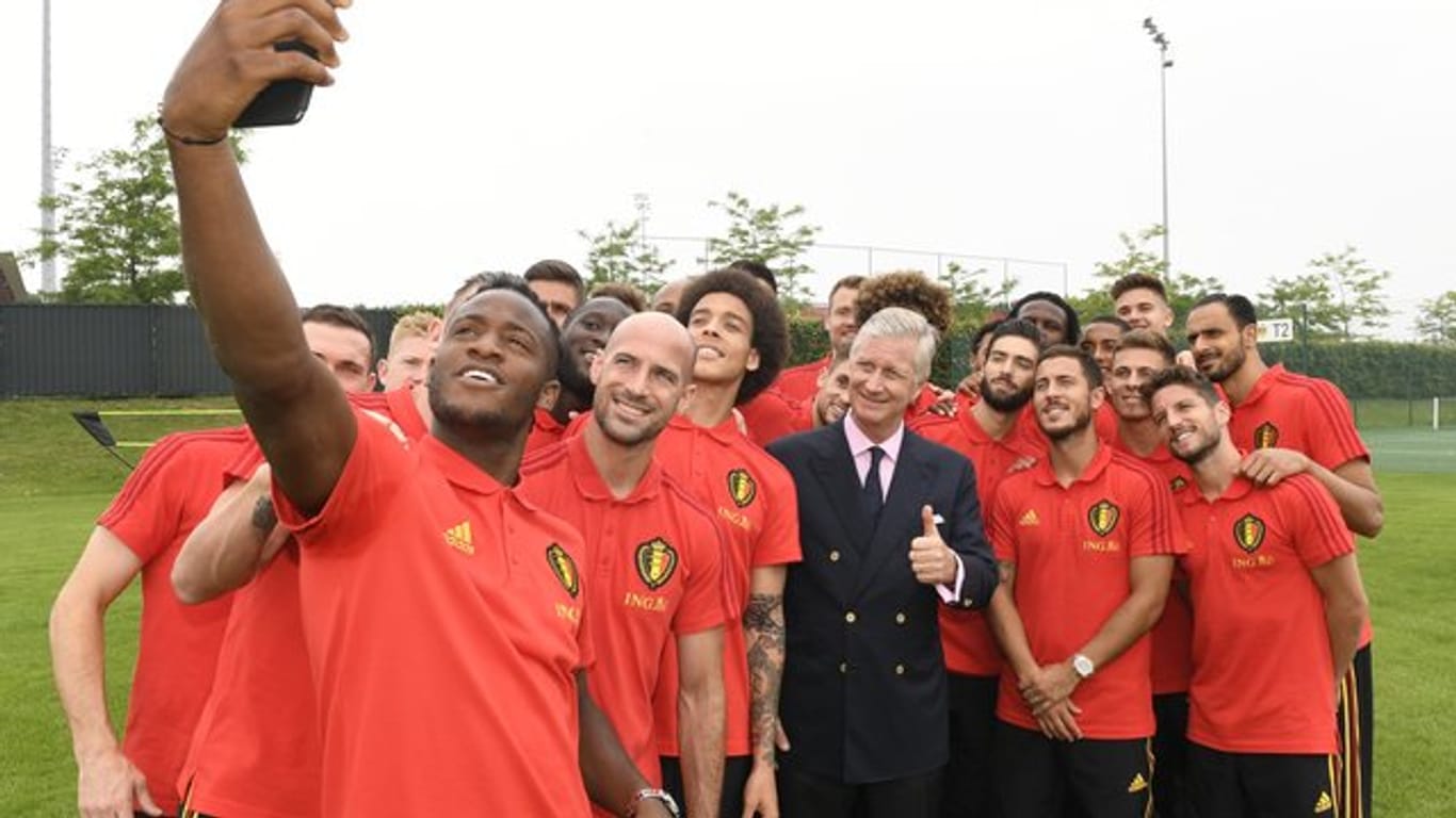 Kurz vor Beginn der Fußball-Weltmeisterschaft schaute König Philippe bei der belgischen Nationalmannschaft vorbei.