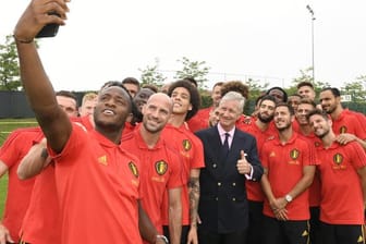 Kurz vor Beginn der Fußball-Weltmeisterschaft schaute König Philippe bei der belgischen Nationalmannschaft vorbei.