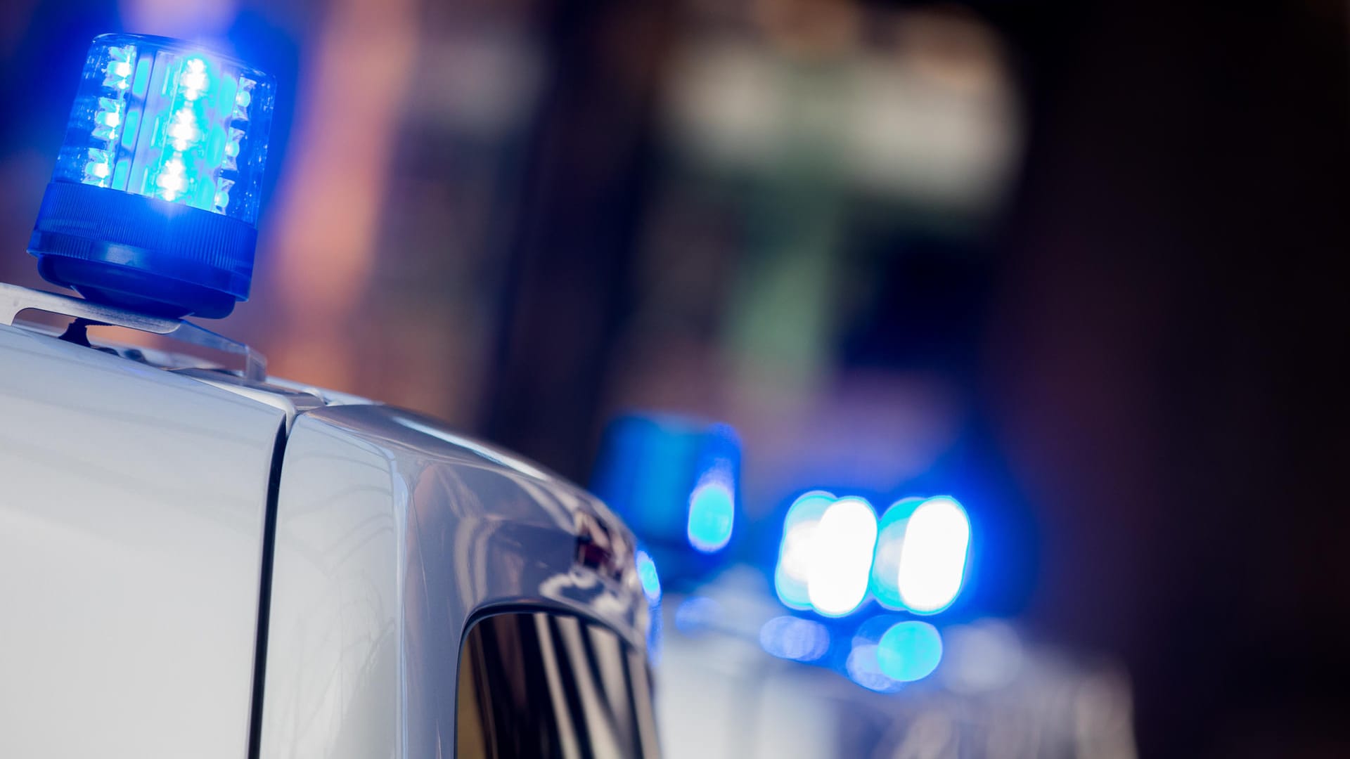 Blaulicht auf Polizeiwagen: Die Berliner Polizei erhielt am Wochenende mehrere Notrufe wegen Massenschlägereien. (Archivbild) Blaulicht auf Polizeiwagen: Die Berliner Polizei erhielt am Wochenende mehrere Notrufe wegen Massenschlägereien. (Archivbild)