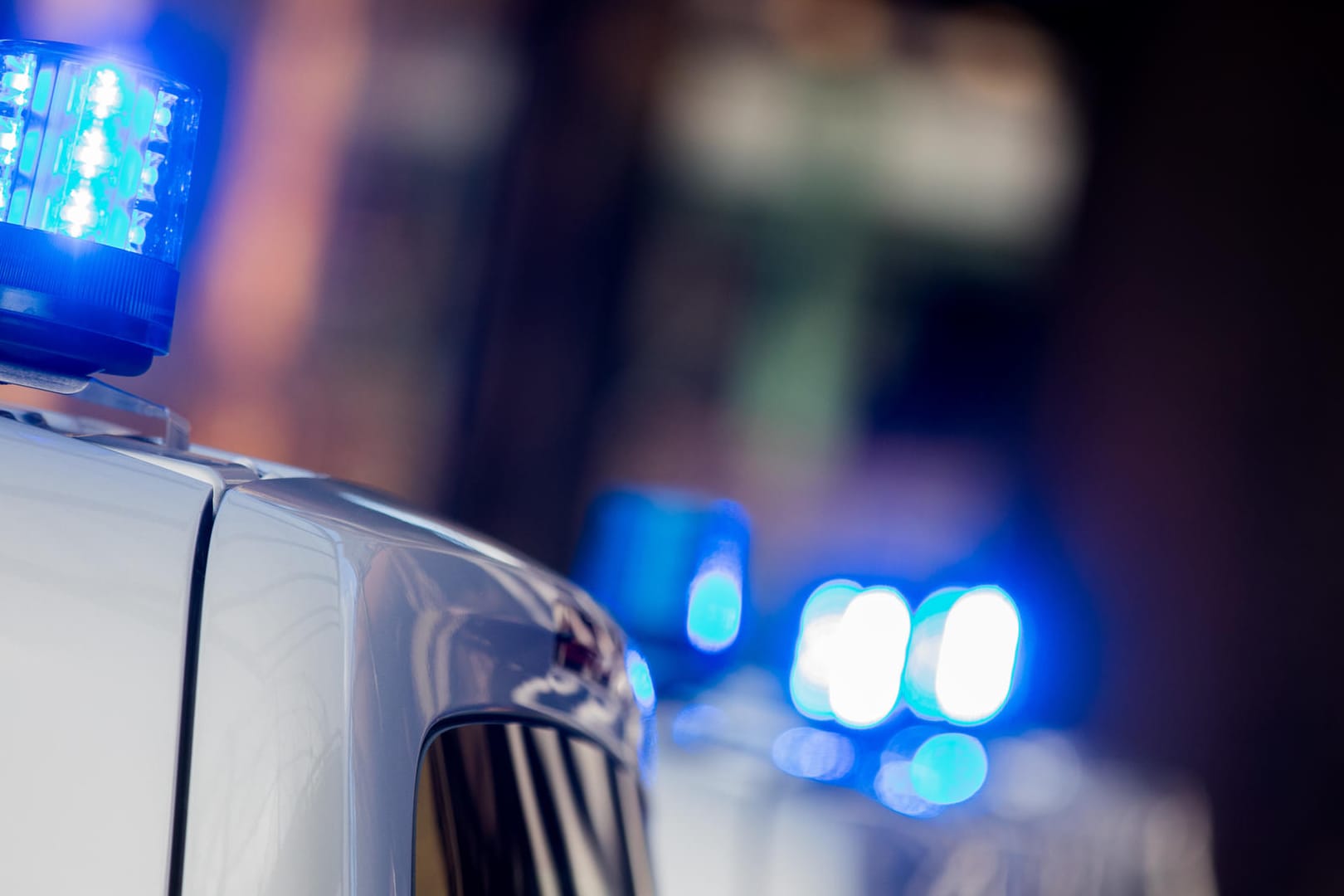 Blaulicht auf Polizeiwagen: Die Berliner Polizei erhielt am Wochenende mehrere Notrufe wegen Massenschlägereien. (Archivbild)