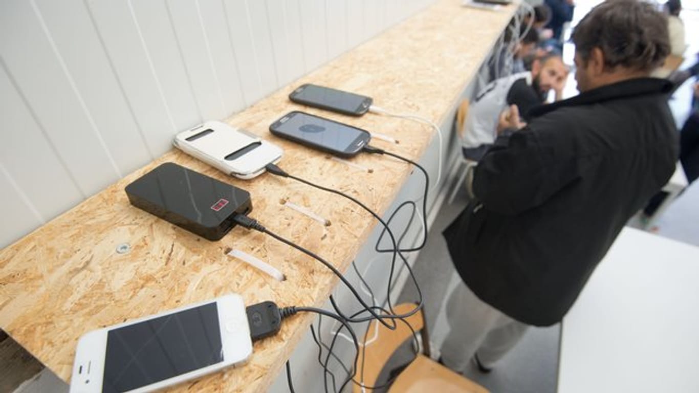 Mobiltelefone von Flüchtlingen laden in einer Erstaufnahmeeinrichtung im bayerischen Roth.