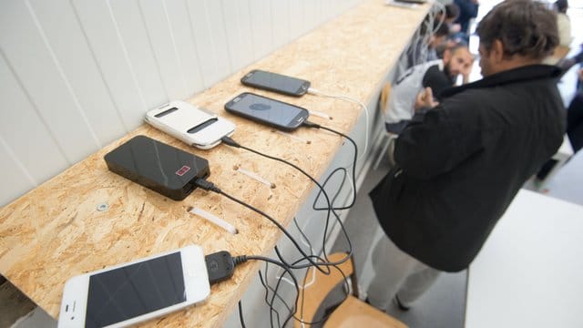 Mobiltelefone von Flüchtlingen laden in einer Erstaufnahmeeinrichtung im bayerischen Roth. Mobiltelefone von Flüchtlingen laden in einer Erstaufnahmeeinrichtung im bayerischen Roth.