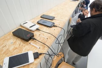 Mobiltelefone von Flüchtlingen laden in einer Erstaufnahmeeinrichtung im bayerischen Roth.