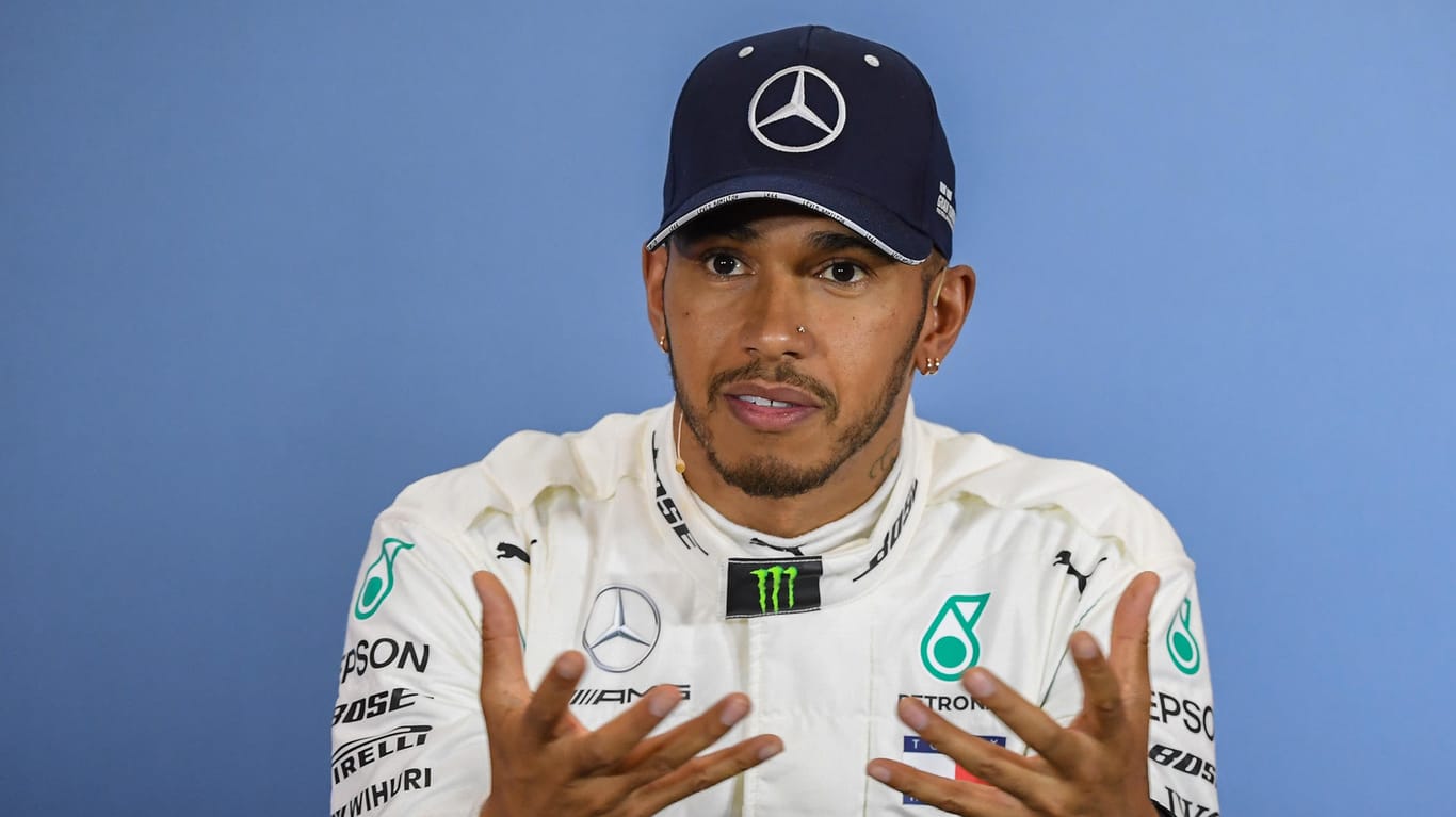 Lewis Hamilton auf der Pressekonferenz nach dem Rennen in Silverstone.