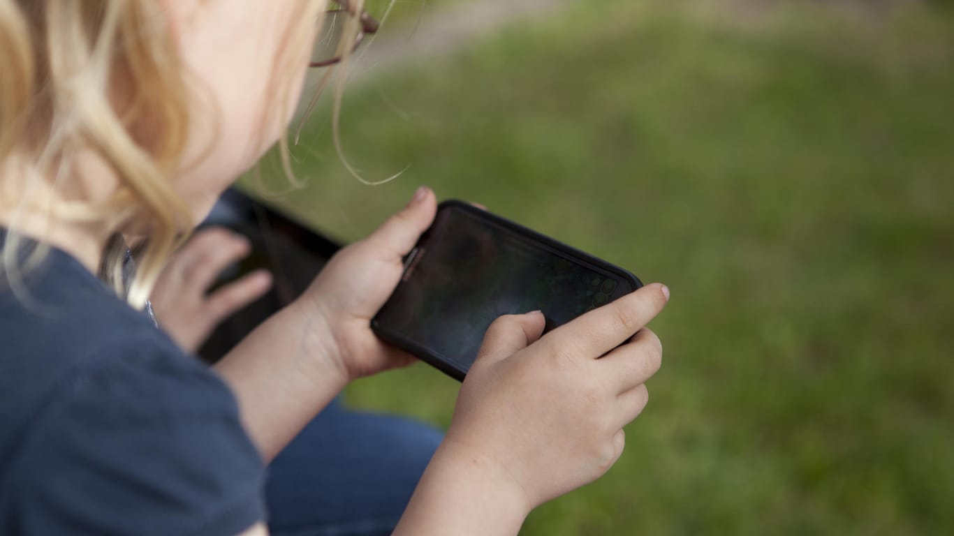 Ein kleines Mädchen spieltmit einem Smartphone: Es liegt in der Verantwortung der Eltern, den Medienumgang ihrer Kind zu regulieren. (Symbolbild: gestellte Szene)