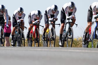 Hintereinander aufgereiht: Das Team Sky mit Chris Froome (2. v. r.) während der dritten Tour-Etappe 2018.