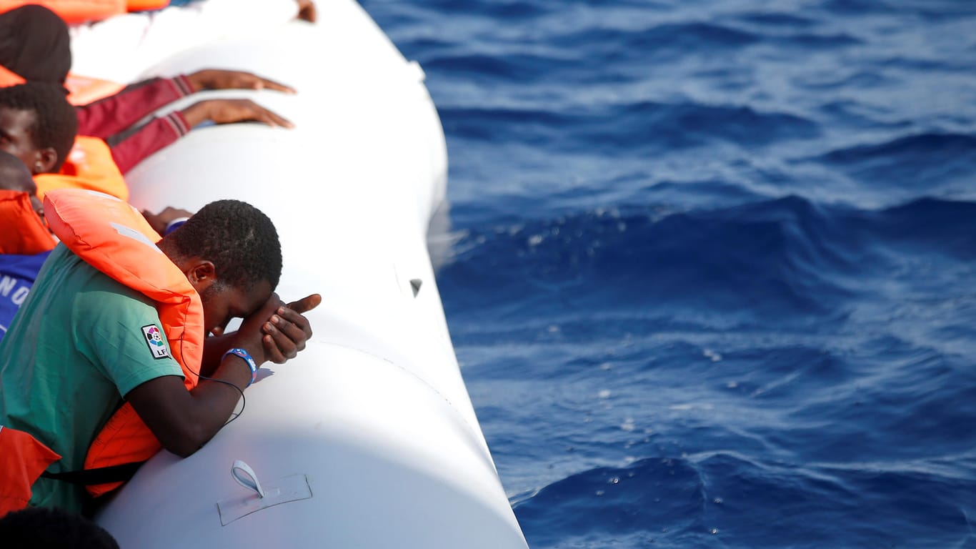 Flüchtlinge während einer Rettungsmission im Mittelmeer: Die Überfahrten werden eher riskanter als sicherer.