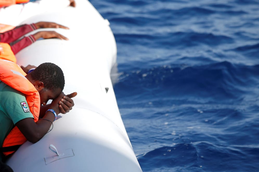 Flüchtlinge während einer Rettungsmission im Mittelmeer: Die Überfahrten werden eher riskanter als sicherer.