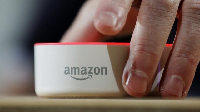 Der Lautsprecher Amazon Echo mit dem Alexa Voice Service steht auf einem Tisch. Der Lautsprecher Amazon Echo mit dem Alexa Voice Service steht auf einem Tisch.
