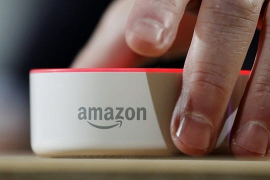 Der Lautsprecher Amazon Echo mit dem Alexa Voice Service steht auf einem Tisch.