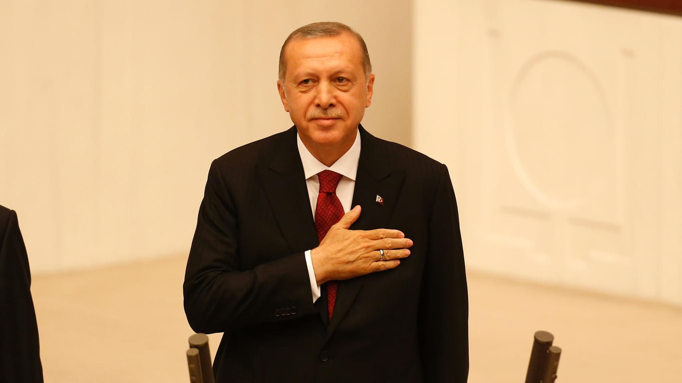 Zwei Wochen nach den Präsidentschafts- und Parlamentswahlen legt Recep Tayyip Erdogan seinen Amtseid ab.