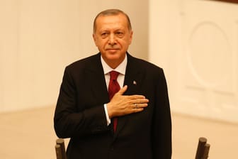 Zwei Wochen nach den Präsidentschafts- und Parlamentswahlen legt Recep Tayyip Erdogan seinen Amtseid ab.