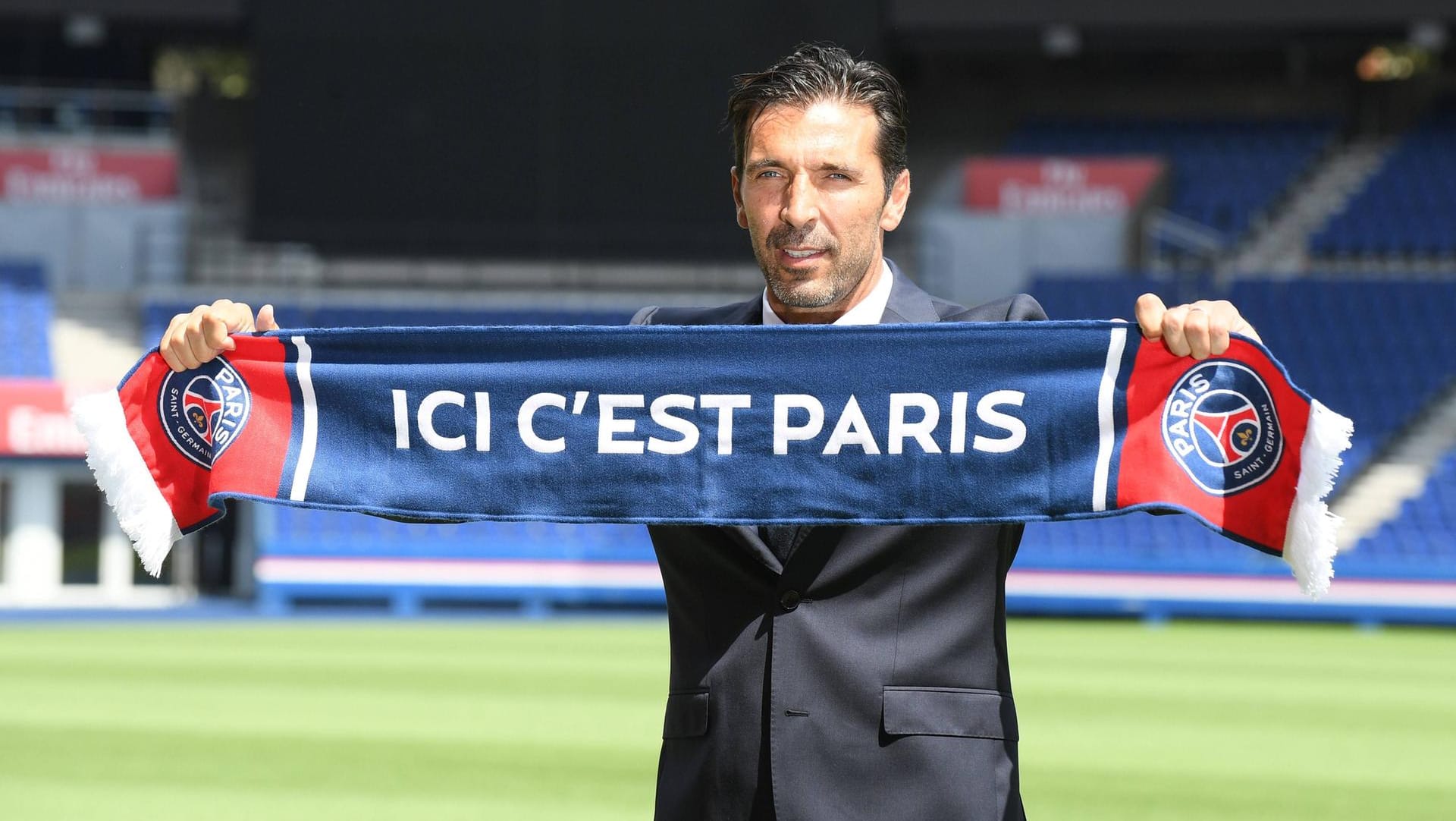 Neuzugang Gianluigi Buffon: Paris St. Germain präsentierte am Montag die italienische Torwartlegende.