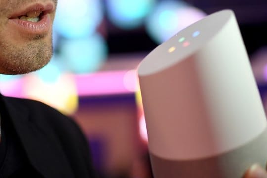 Bei den Sprachassistenten in vernetzten Lautsprechern werden künftig die Plattformen von Amazon und Google die Nase vorn haben.