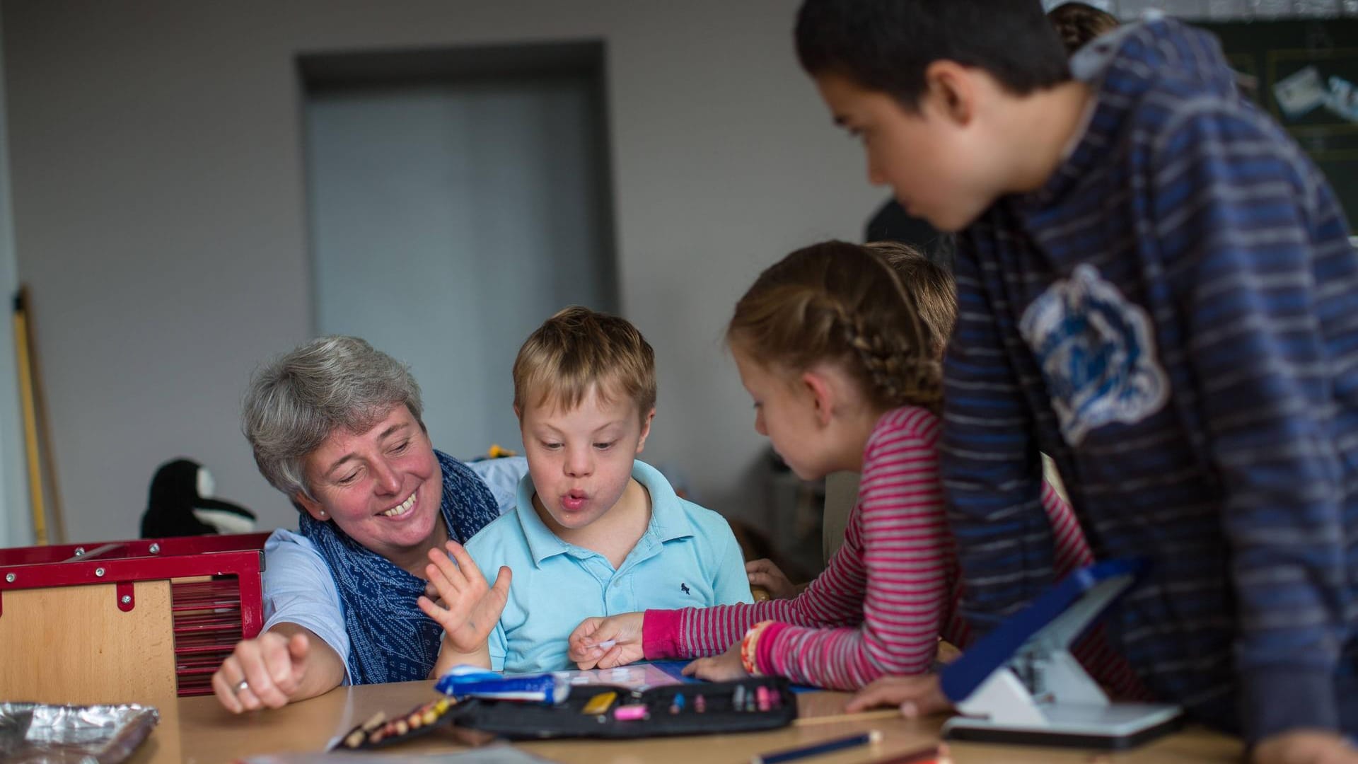 Eine Inklusionsklasse in Wiesbaden (Symbolbild): Eine Schulleiterin aus Bremen wollte keine behinderten Kinder in ihrer Schule unterrichten und klagte – jetzt verlor sie vor Gericht. Eine Inklusionsklasse in Wiesbaden (Symbolbild): Eine Schulleiterin aus Bremen wollte keine behinderten Kinder in ihrer Schule unterrichten und klagte – jetzt verlor sie vor Gericht.