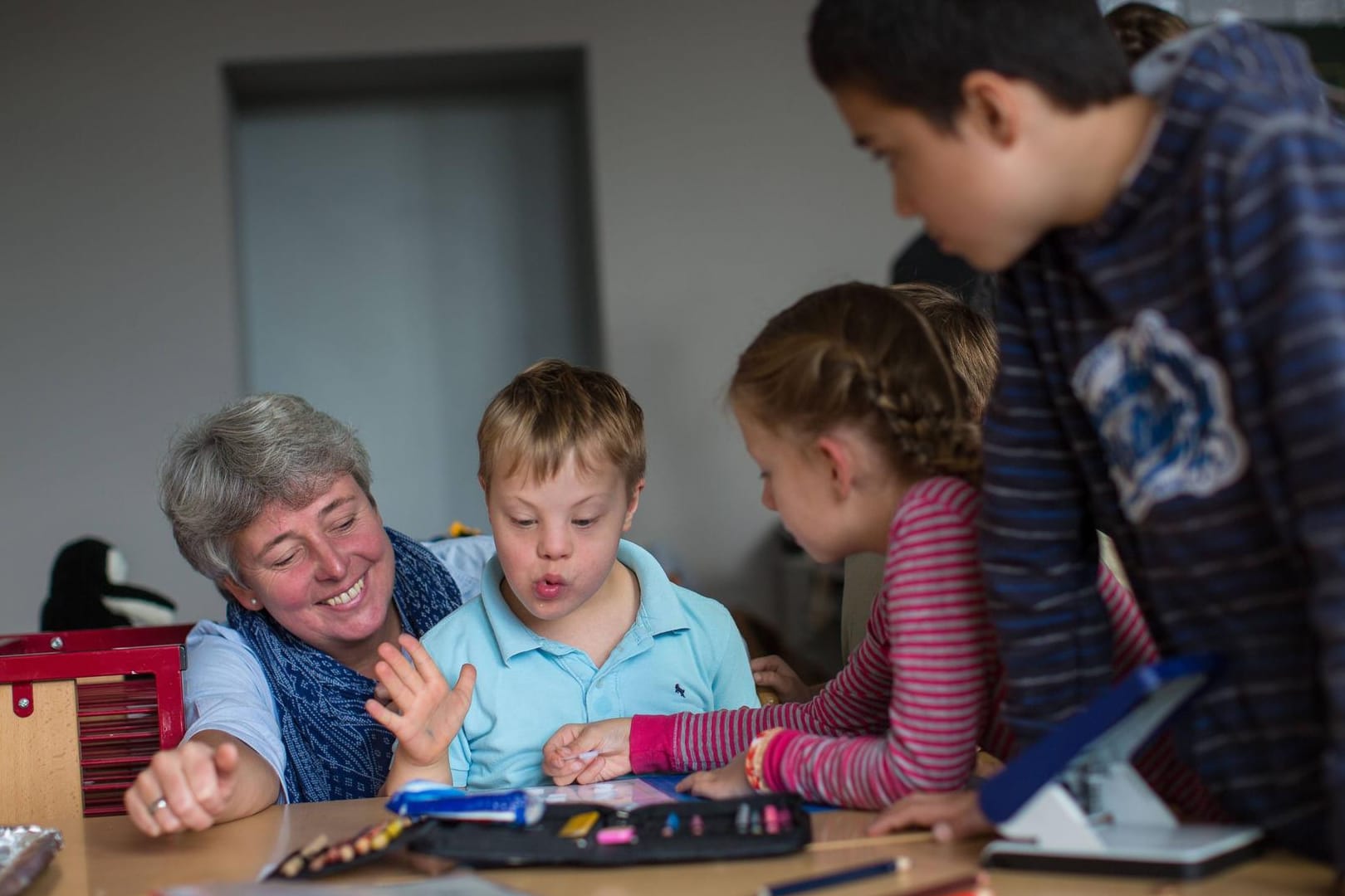 Eine Inklusionsklasse in Wiesbaden (Symbolbild): Eine Schulleiterin aus Bremen wollte keine behinderten Kinder in ihrer Schule unterrichten und klagte – jetzt verlor sie vor Gericht.