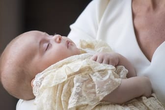 Herzogin Kate trägt den kleinen Louis zu seiner Taufe.